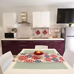 Theos Holidays Appartamento *