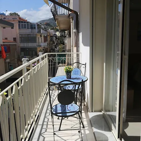 Theos Holidays Apartment *