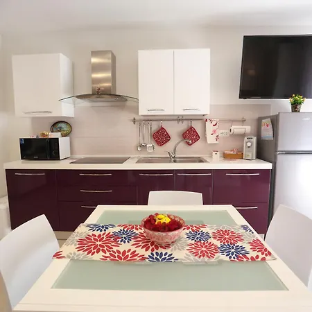 Theos Holidays Apartment *