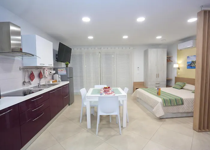 Theos Holidays ジャルディーニ・ナクソス